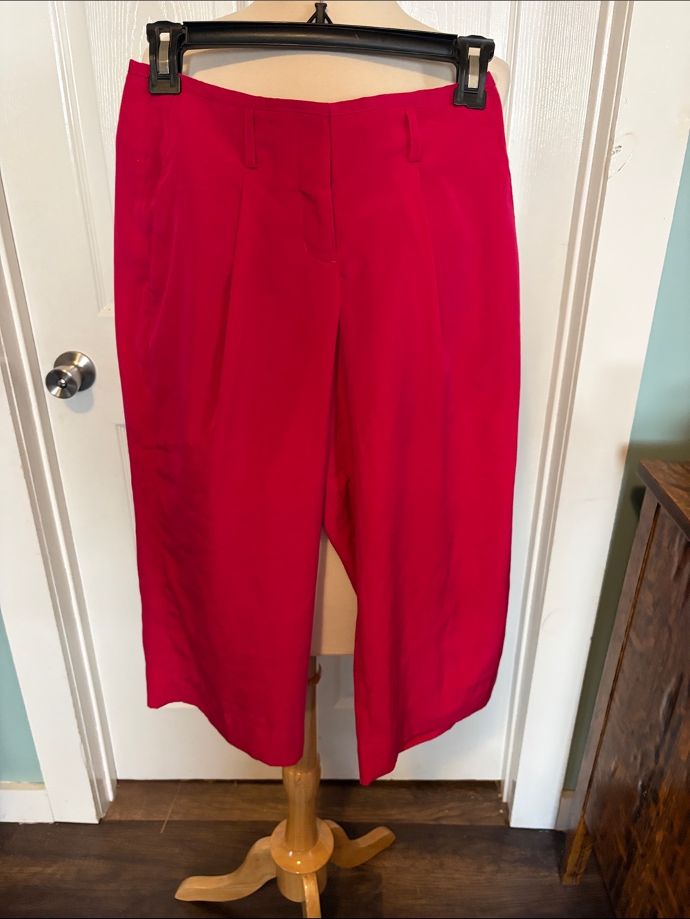 Express Wide-Leg Cropped Pants in Bright Pink